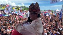 Berikan Sumbangan, Pekerja Bengkel di Padang Ini Menangis Dipelukan Prabowo