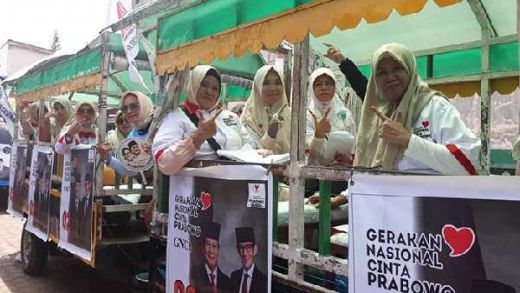 Ribuan Emak-Emak Pendukung Prabowo Keliling Medan Naik Odong-Odong