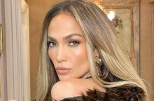Jennifer Lopez Curi Perhatian dengan Tampil Kasual di New York