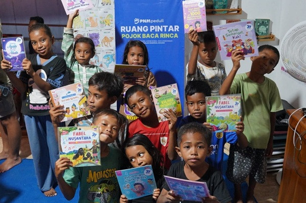Potret Senyum Anak-Anak Pedalaman Mendapat Ribuan Buku Baru dari PNM