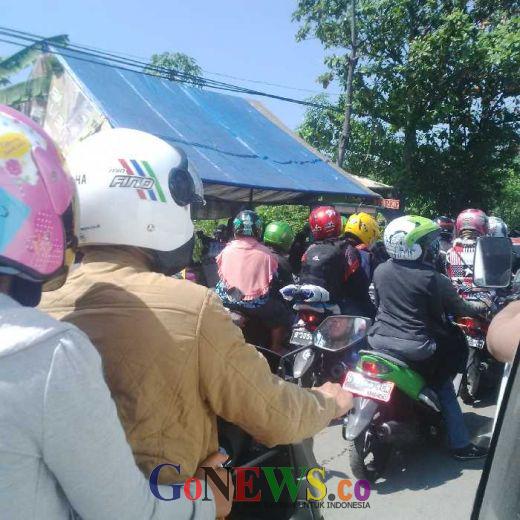 Sepanjang Pantura Cirebon Penuh Sesak Roda Dua, Pengendara Mobil Sebaiknya Beralih ke Losari