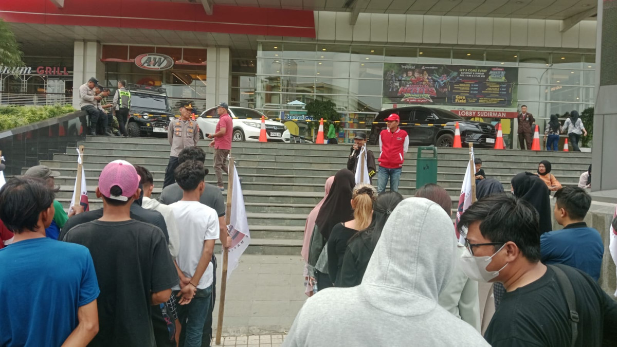 Warga Geruduk Tangcity Mall Desak Klarifikasi Soal Dugaan Perubahan Alur Kali Cikokol