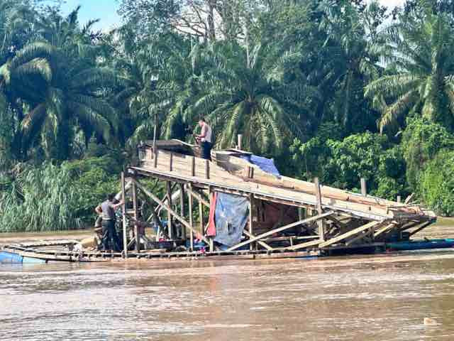 12 Rakit Dompeng Hangus Dibakar Tim Gabungan di Sungai Kuantan