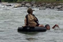 Pelajar Cari Sinyal ke Tepi Sungai, Sultan DPD Minta Pemerintah Bertindak