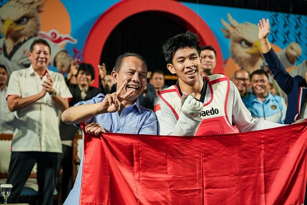 GoNews.co Memegang bendera Merah Putih,
