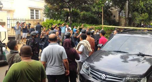 Polisi Kepung Rumah di Pondok Indah, Perampok Bersenjata Sandera Pasutri dan Dua Anak
