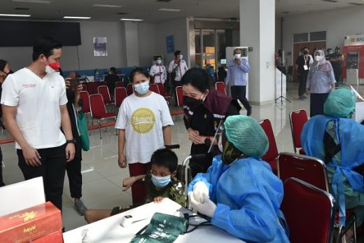 Saat Pimpinan DPR Temani Anak Difabel Mendapat Vaksin