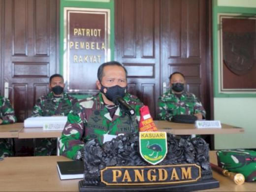 Panas! Pangdam Kasuari Gebrak Meja, Minta Pembunuh 4 Anggota TNI Ditangkap Hidup atau Mati