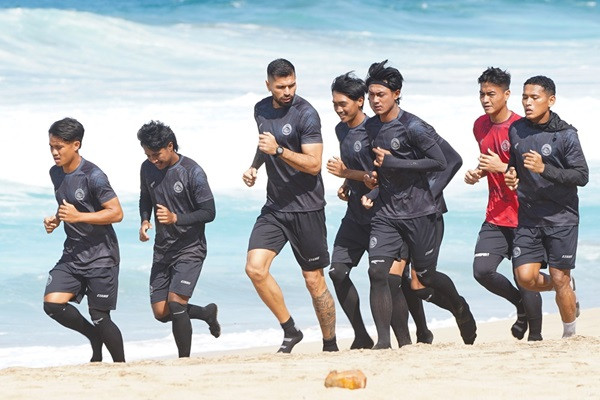 Arema FC Latihan Fisik di Pantai Saat Jeda Kompetisi