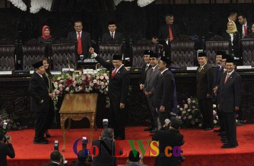 Gelak Tawa Tanda-Tanda Zaman saat Pelantikan Ketua MPR Tertunda