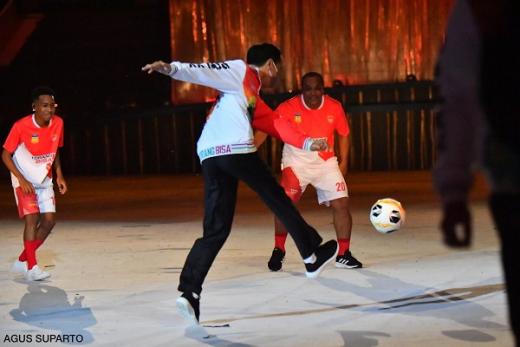 Menpora Amali Ikut Antar Presiden Jokowi Turun Main Bola Pada Pembukaan PON XX Papua