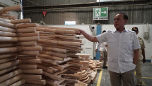 Kunjungi Pabrik Rotan di Cirebon, Iwan Bule Dorong Tumbuh Kembangnya Industri Lokal