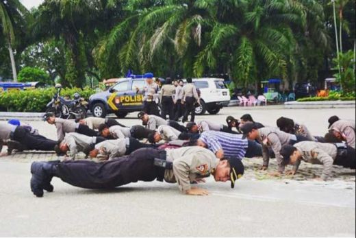 Gara-gara Bawahannya Terlambat Ikut Apel, Kabag Ops Polresta Pekanbaru Hukum Dirinya di Lapangan dengan Cara Ini