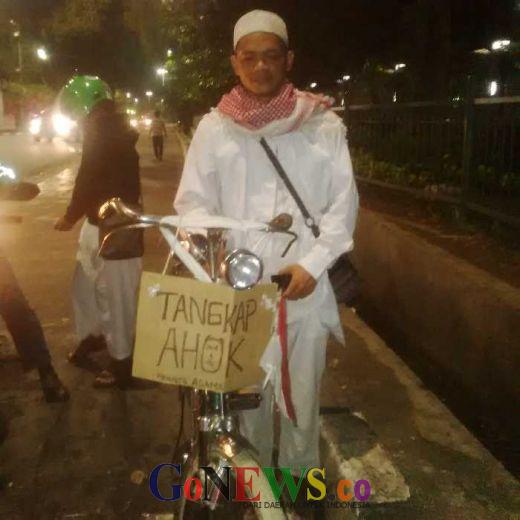 Gowes Onthel Selama 2 Jam, Pemuda Ini Hadir di Istiqlal Serukan Tangkap Ahok