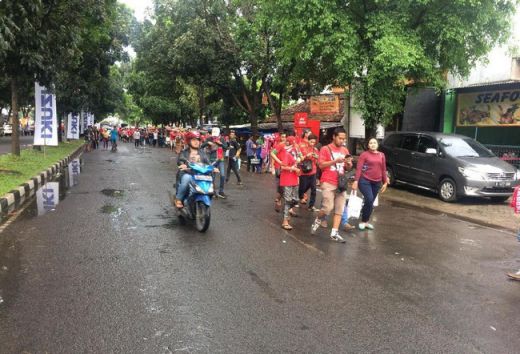Ribuan Suporter Mulai Serbu Bogor, Jalan Raya Menuju Stadion Pakansari Jadi Tempat Parkir