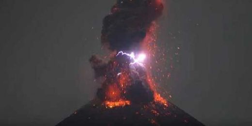 Gunung Anak Krakatau Meletus, Muntahkan Abu Setinggi 2 KM