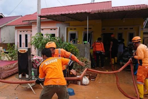 BAZNAS Tanggap Bencana Bantu Evakuasi Korban Banjir di Tanjungpinang
