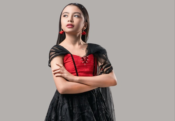 Azza Koto Rilis Album Perdana 12.12.12 dan Bintangi Film Horor The Repertoirs