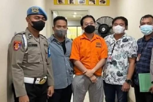 Wajah Lesu Indra Kenz Kenakan Seragam Oranye Tahanan dan Celana Pendek