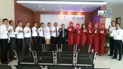 Shoft Opening Bank Riau Kepri di Jakarta, Ketua PMRJ Rusli Effendy Jadi Nasabah Perdana