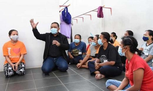 GoRiau - Tetap Membandel, Kepala BP2MI Gerebek Penampungan Pekerja Migran  di PT TNP Bekasi