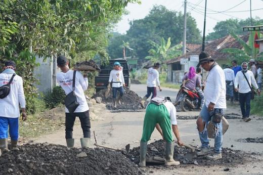 Perbaiki Jalan Rusak di Subang Anggota DPD dan Pedagang di Objek Wisata Taman Anggur Iuran