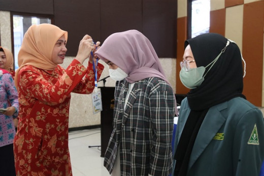 Buka Pelatihan Design Grafis, Penasehat DWP Kemenpora Harap Perempuan di Kuningan Terus Kreatif dan Berdaya Saing