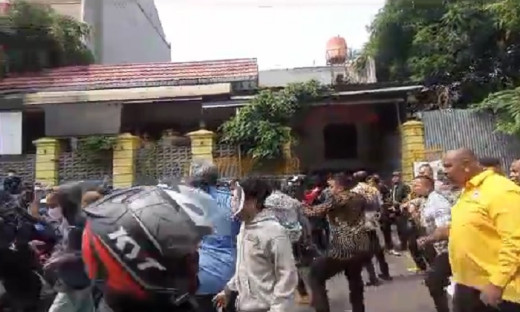 Chaos di Kantor Golkar, Aksi AMPG Diserang Loyalis Airlangga Hartarto