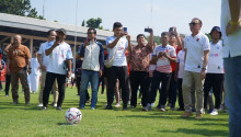 Iwan Bule Lakukan Kick-off Solo Raya Premier League 2023 di Stadion UNS