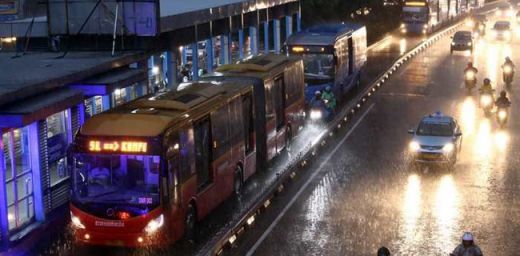 Meski Sebagian Lampu Listrik Sudah Menyala, Bus Transjakarta Tetap Gratis hingga Jam 12 Malam