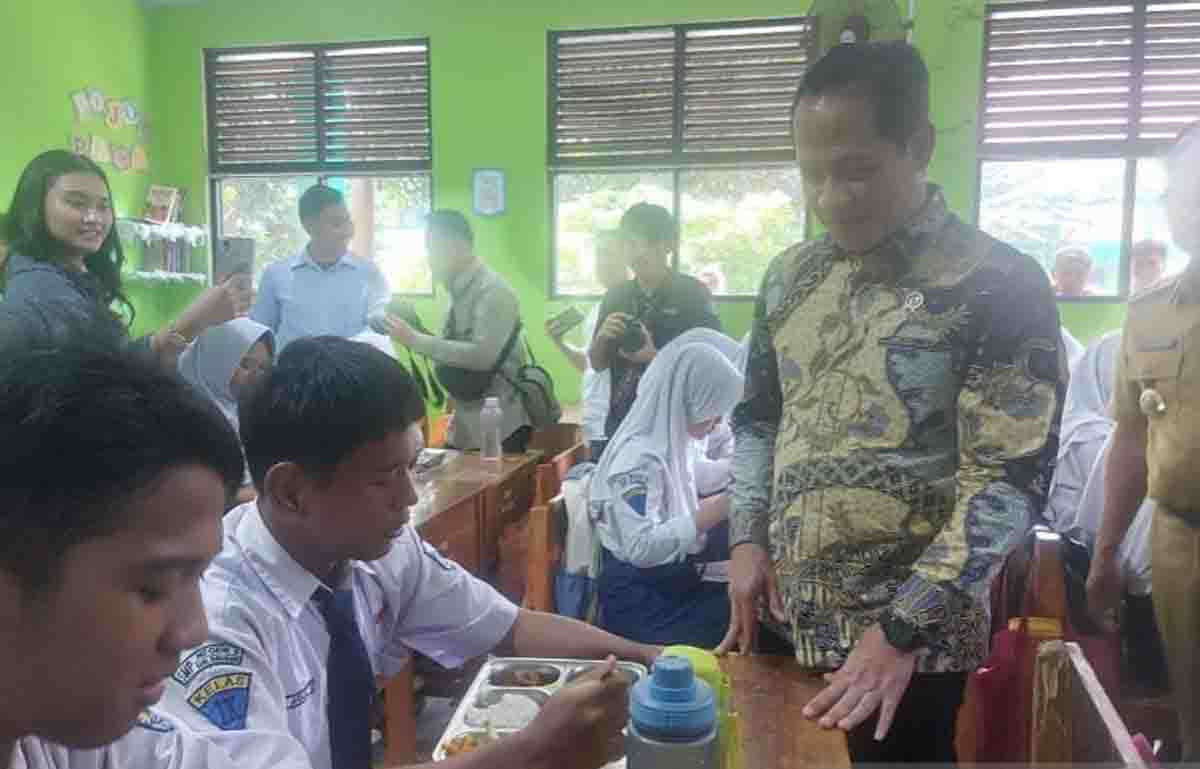 KLH Desak Pemda Bentuk Timsus Kelola Sampah MBG