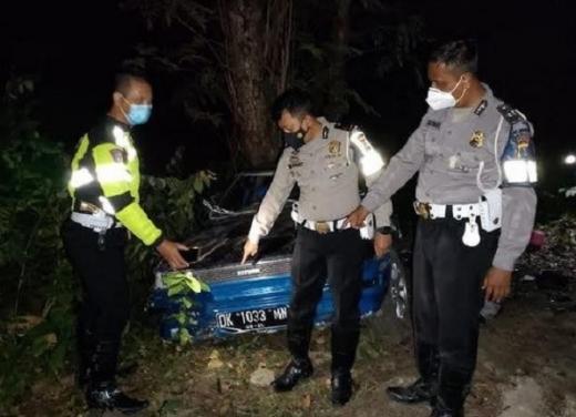 Nabrak Orang Terus Kabur dan Dikejar Polisi, Pengemudi Sedan Biru Akhirnya Babak Belur Dikeroyok Warga
