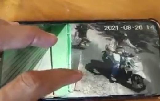 Nekat Beraksi di Siang Bolong, Maling Motor Terekam CCTV