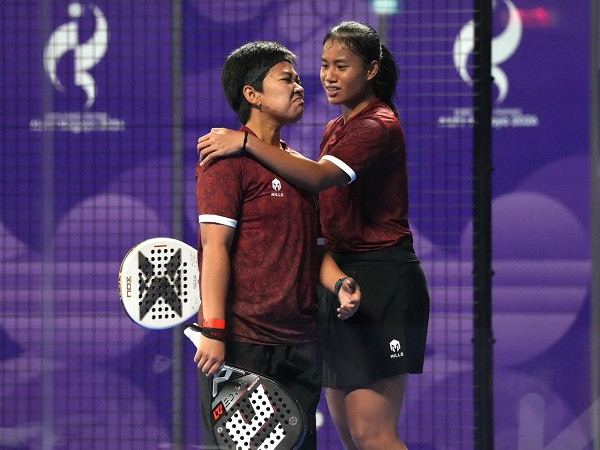Isak Tangis Haru Pasangan Fadona/Fitriani Berada di Podium