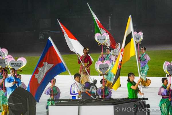 Jadi Flag Bearer Kontingen Indonesia, Meydiana Kenakan Prada Bali di Closing Ceremony