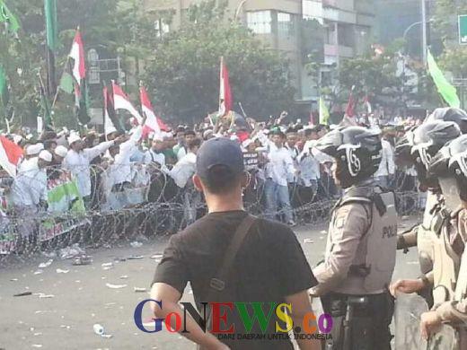 Ribuan Massa Bobol Blokade, Polisi Pasrah