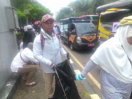 Aksi Simpatik Ditengah Keriuhan, Bawa Kantong Plastik Besar, Bapak Ibu Pendemo ini Pungut Sampah di Istiqlal