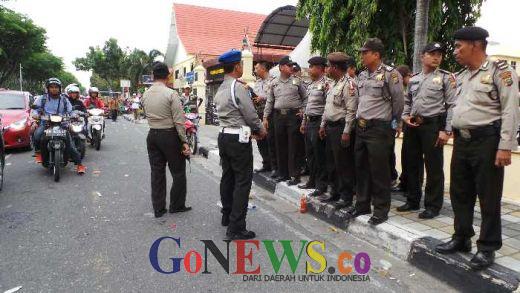 Usai Aksi Damai Ribuan Umat Islam di Bundaran Zapin, Giliran Ratusan Mahasiswa Unjuk Rasa di Gerbang Mapolda Riau