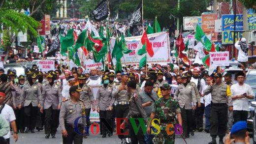 Bikin Merinding! Aksi Longmarch Ribuan Umat Islam di Pekanbaru Hingga Capai 1 Kilometer, Massa Tak Henti-hentinya Takbir dan Teriakkan Penjarakan Ahok