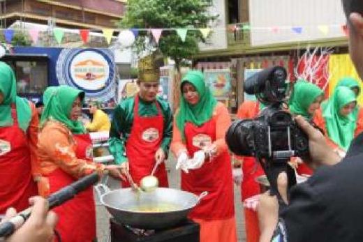 Istri Bupati Siak Jualan Acar Nenas di Jakarta