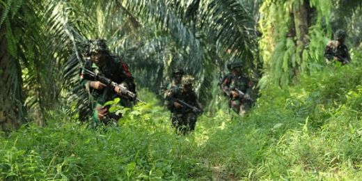 TNI Terkendala Signal dan Jalan Menuju Lokasi Penembakan 31 Pekerja di Papua
