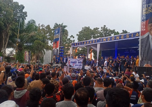 Sambut Kedatangan Anies Baswedan, Ribuan Massa Padati Jalan Gajah Mada Pekanbaru