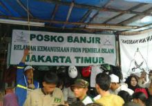 Bahu Membahu, FPI dan Jemaat Gereja Bangun Posko Banjir Jakarta
