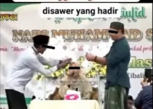 Dua Pria Sawer Ustazah saat Mengaji di Panggung, Publik Murka: Kurang Ajar!