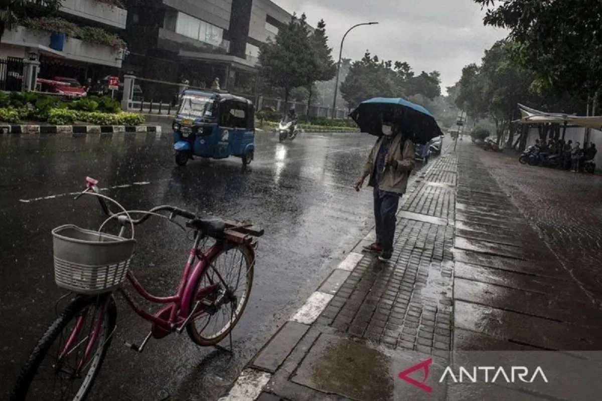 BMKG: Hujan Ringan hingga Petir Akan Guyur Kota-Kota Besar Rabu Ini