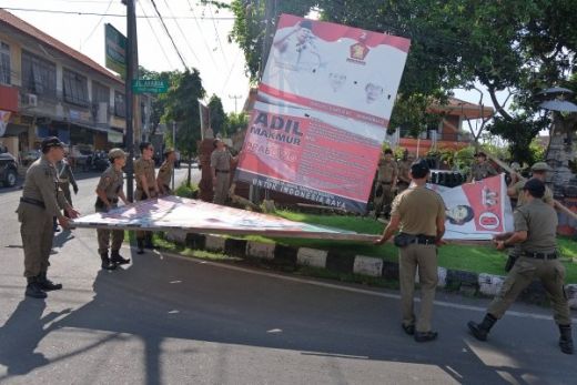 Baliho Kemenangan Prabowo-Sandi di Tanjungpinang Diturunkan Satpol PP