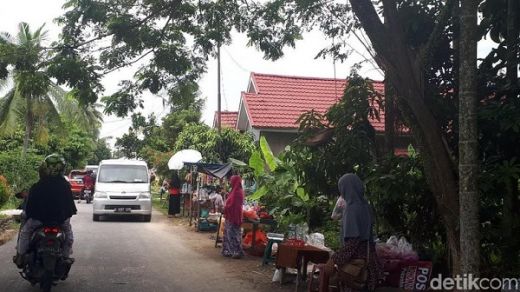 Para Pencari Rezeki di Pemakaman Jelang Ramadan di Pekanbaru