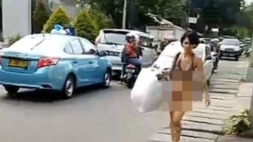 Wanita Cantik Pakai Bra Tanpa Celana Dalam Melenggang di Jalanan Jakarta Siang Hari, Ini Penampakannya