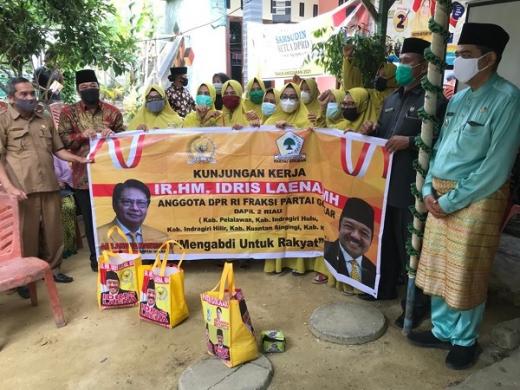Ringankan Beban Masyarakat Tiga Kabupaten di Riau, Idris Laena Bagikan 3 Ribu Paket Sembako