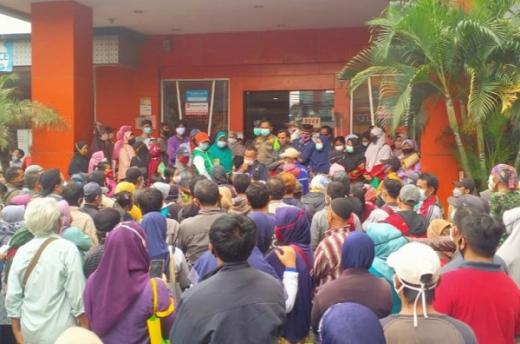 Selalu Picu Kerumunan, Saatnya PT Pos harus Pro Aktif Salurkan Bansos ke Rumah Warga